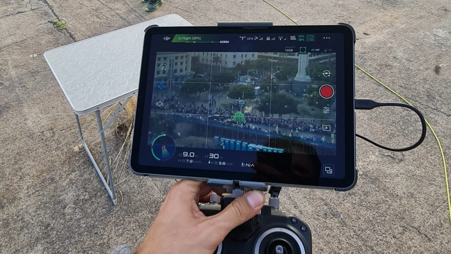 Monitor del operador de cámara durante la captación de imágenes aéreas en Santa Cruz de Tenerife