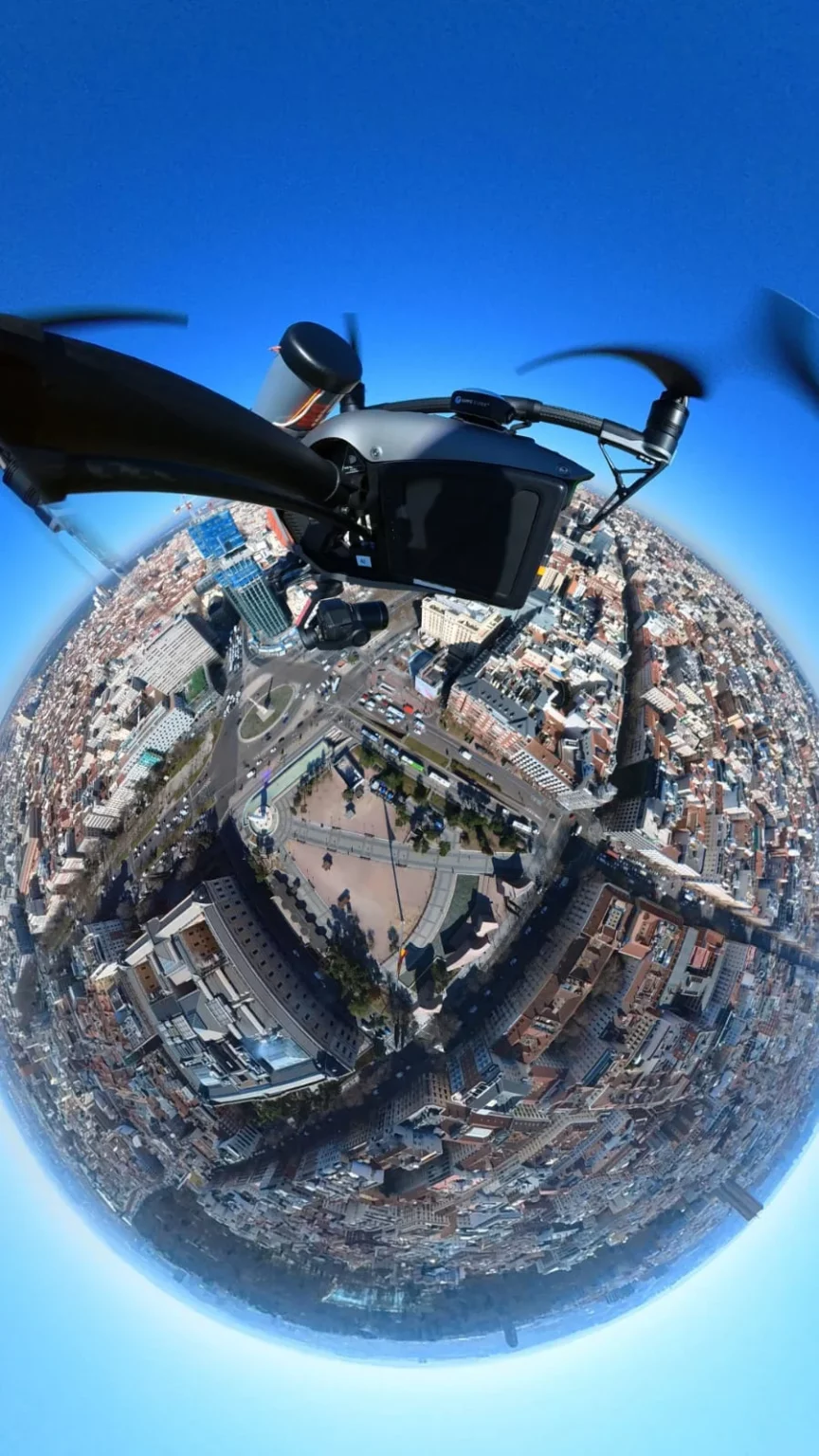 Dron DJI Inspire 2 equipado con Zenmuse X7 sobrevolando Madrid