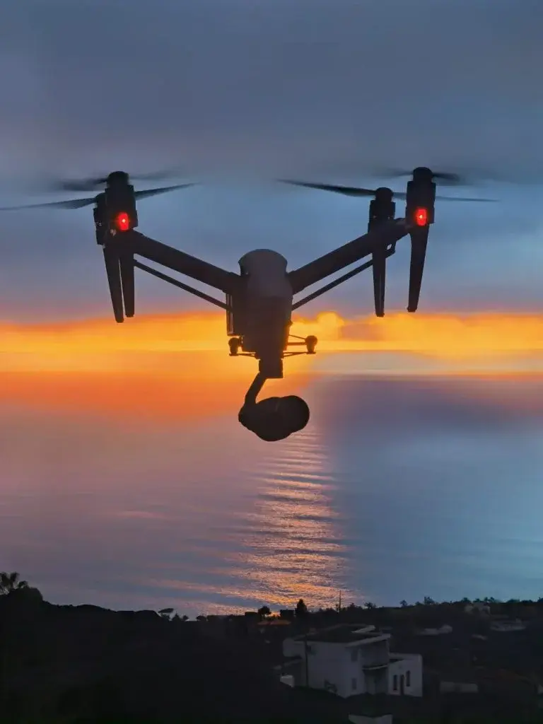 Lee más sobre el artículo Desafíos y soluciones: rodaje con drones en zonas CTR y nocturno